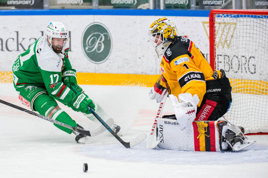 Rögles Taylor Matson oroar mot Luleås målvakt Jesper