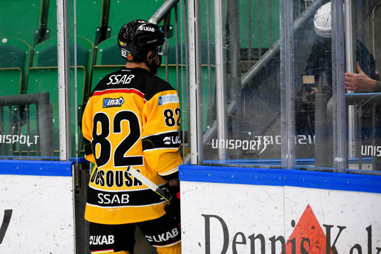 Luleås Chris Desousa lämnar isen