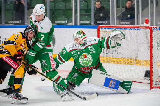 Luleås Isac Brännström oroar mot Rögles Erlend Lesund