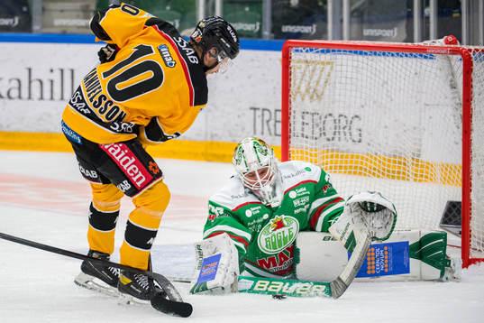 Luleås Einar Emanuelsson oroar mot Rögles målvakt Johan
