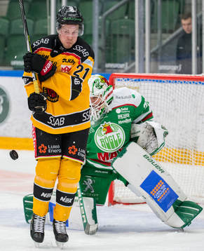 Luleås Juhani Tyrväinen framför Rögles målvakt Johan