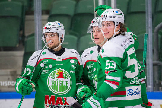Rögles Anton Bengtsson jublar med Daniel Zaar och Moritz