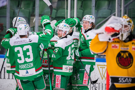 Rögles Anton Bengtsson jublar med lagkamrater