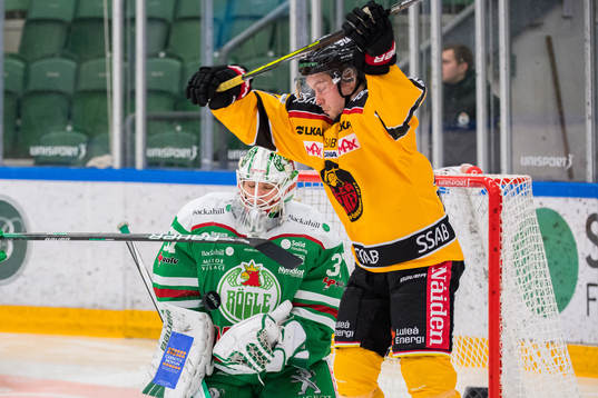 Luleås Juhani Tyrväinen oroar framför Rögles målvakt