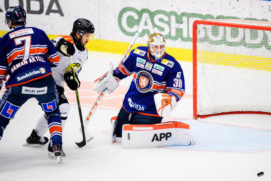 Brynäs Oula Palve och Växjös målvakt Viktor Fasth