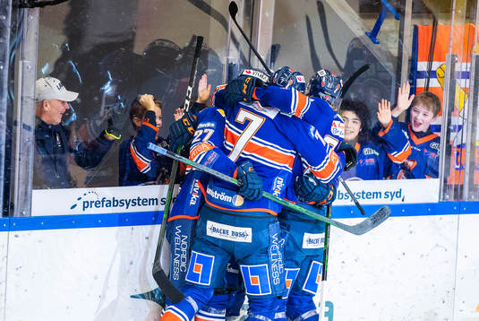 Växjös Victor Stjernborg jublar med lagkamrater