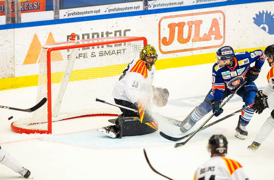 Växjös Richard Gynge och Brynäs målvakt Samuel Ersson