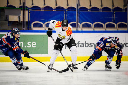Brynäs Linus Ölund i en kamp mot Växjös Emil Forslund