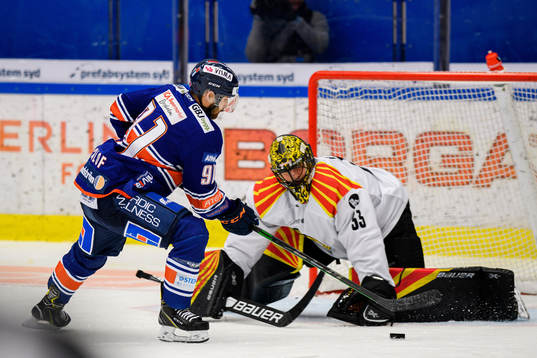 Växjös Andrew Calof gör 4-1 på straff bakom Brynäs