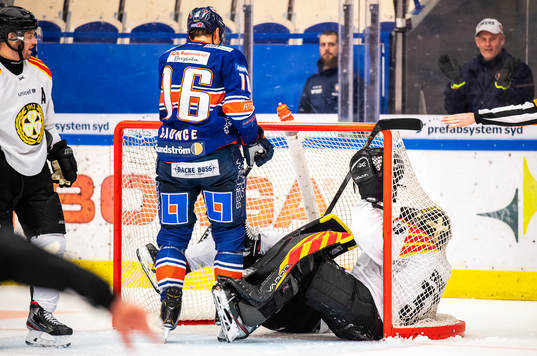Brynäs målvakt Samuel Ersson och Tom Hedberg ligger i