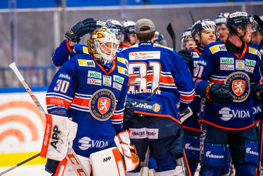 Växjös målvakt Viktor Fasth jublar med lagkamrater