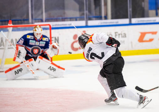 Brynäs Kristofer Berglund och Växjös målvakt Viktor