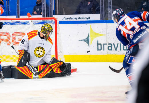 Brynäs målvakt Samuel Ersson och Växjös Emil Pettersson