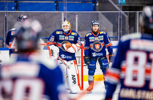 Växjös målvakt Viktor Fasth jublar med lagkamrater