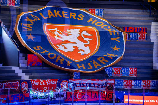 Växjö Lakers klubbmärke på läktaren