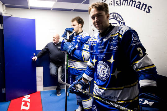 Leksands August Berg innan ishockeymatchen i SHL mellan