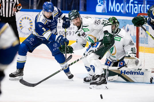 Leksands August Berg och Färjestads Jonathon Blum framför