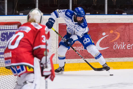 Leksands Hanna Sköld och mModos målvakt Viktorije Svejdova