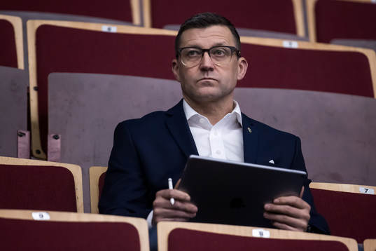 Färjestads Pelle Prestberg på läktaren