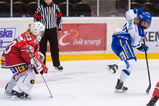 Leksands Shea Demale och Modos målvakt Viktorije Svejdova