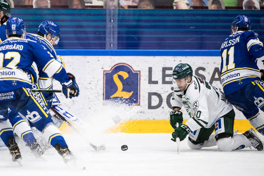 Färjestads Jacob Nilsson oroar framför Leksands målvakt