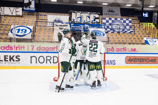 Färjestads Oskar Bäck och Färjestads Per Åslund jublar