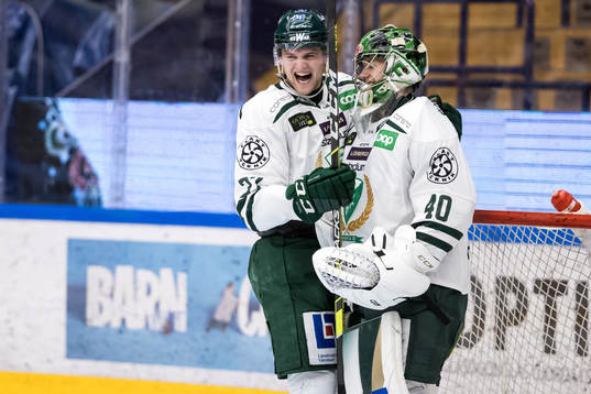 Färjestads Oskar Bäck jublar
