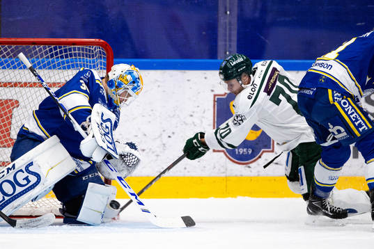 Färjestads Jacob Nilsson oroar framför Leksands målvakt
