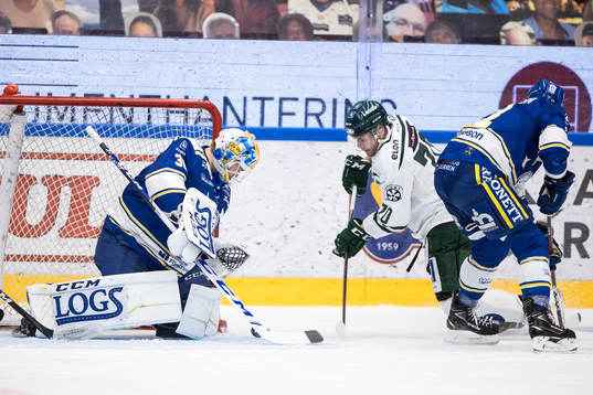 Färjestads Jacob Nilsson oroar framför Leksands målvakt