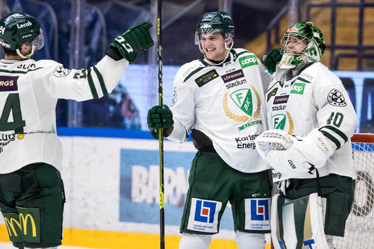 Färjestads Oskar Bäck jublar