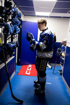 Leksands August Berg gör sig redo innan  ishockeymatchen i