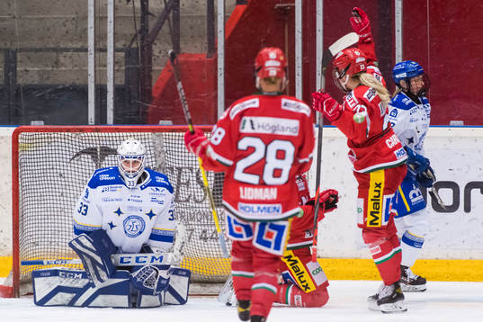 Modos Olivia Carlsson jublar och Leksands målvakt Amanda