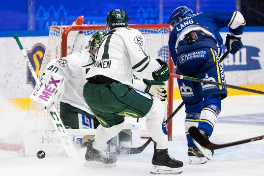 Leksands Oskar Lang oroar framför Färjestads målvakt