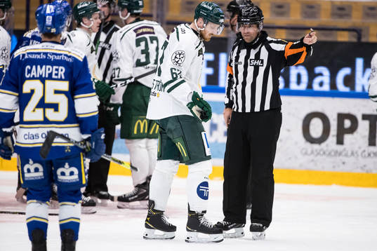Domare Sören Persson och Färjestads Pontus Widerström
