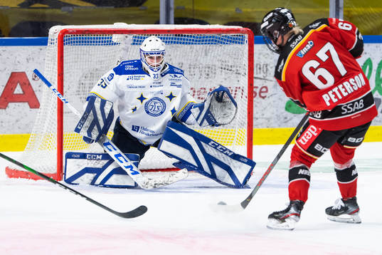 Leksands målvakt Amanda Johansson och Luleås Linn Peterson