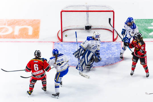 Luleås Jenni Hiirikoski sätter 1-0 bakom Leksands