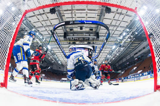 Luleås Jenni Hiirikoski sätter 1-0 bakom Leksands