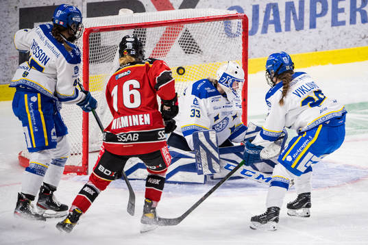 Luleås Petra Nieminen gör 2-0 bakom Leksands målvakt