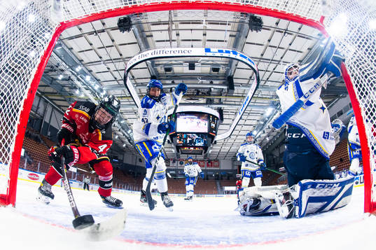 Luleås Viivi Vainikka och Leksands målvakt Amanda
