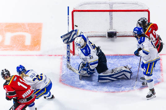 Luleås Josefine Hoegh Persson sätter 5-1 bakom Leksands