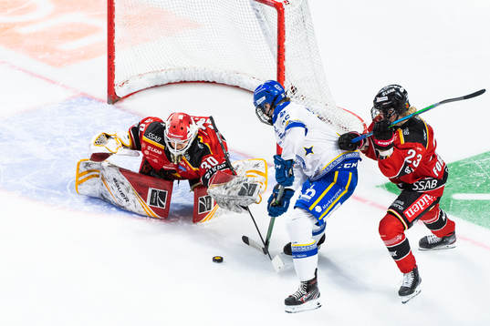 Luleås målvakt Tindra Holm och Leksands Andrine Furulund