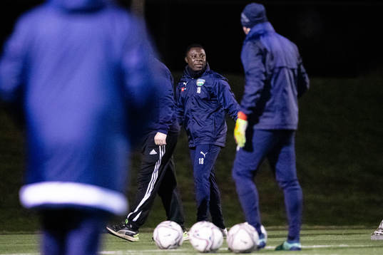 Österlens Freddy Adu lämnar en träning med Österlen