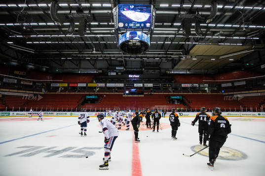 Linköpings och Brynäs spelare värmer upp innan