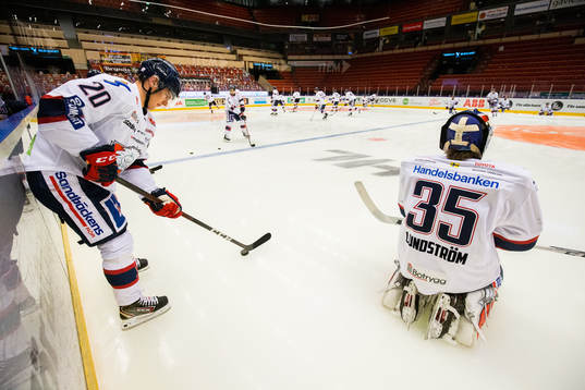 Linköpings Nikola Pasic och målvakt Niklas Lundström