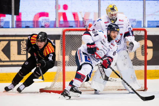 Brynäs Tomi Sallinen jagar Linköpings Jimmy Andersson