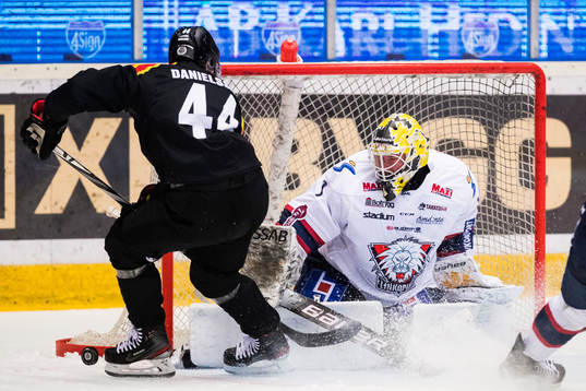 Brynäs Nicklas Danielsson utmanar Linköpings målvakt