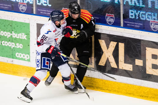 Linköpings Tyler Morley trycker till Brynäs Niclas