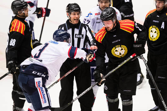 Brynäs Marcus Björk slår till Linköpings Mikael
