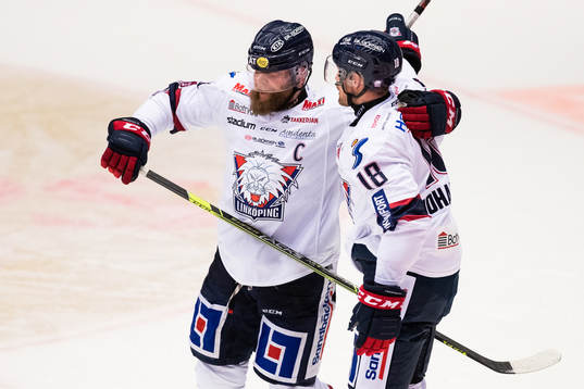 Linköpings Jonas Junland och Alexander Johansson jublar