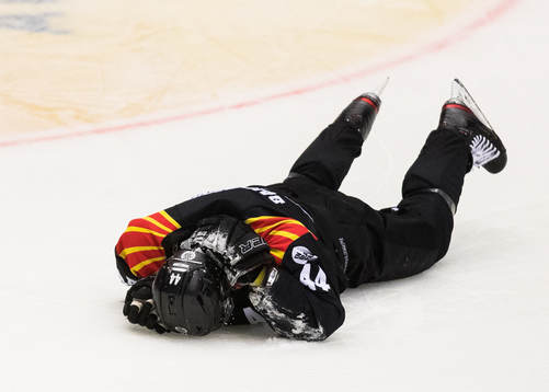 Brynäs Nicklas Danielsson tar sig för nacken